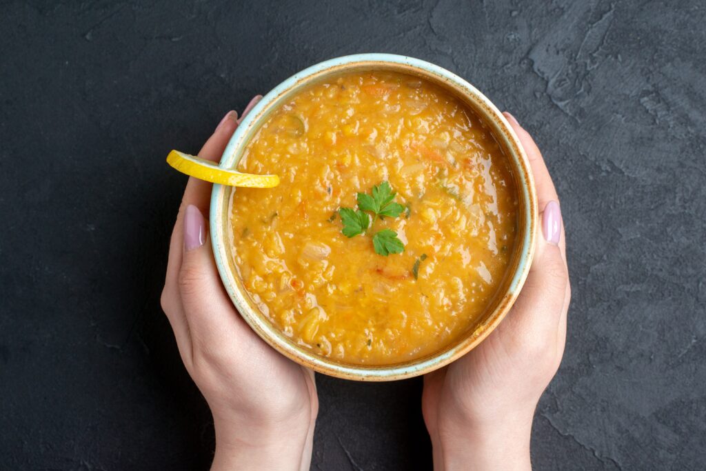 Zuppa rustica di avena integrale con verdure di stagione