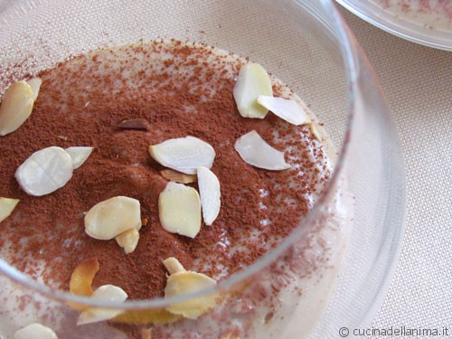 Crema di riso e mandorle servita con cacao e mandorle tostate.